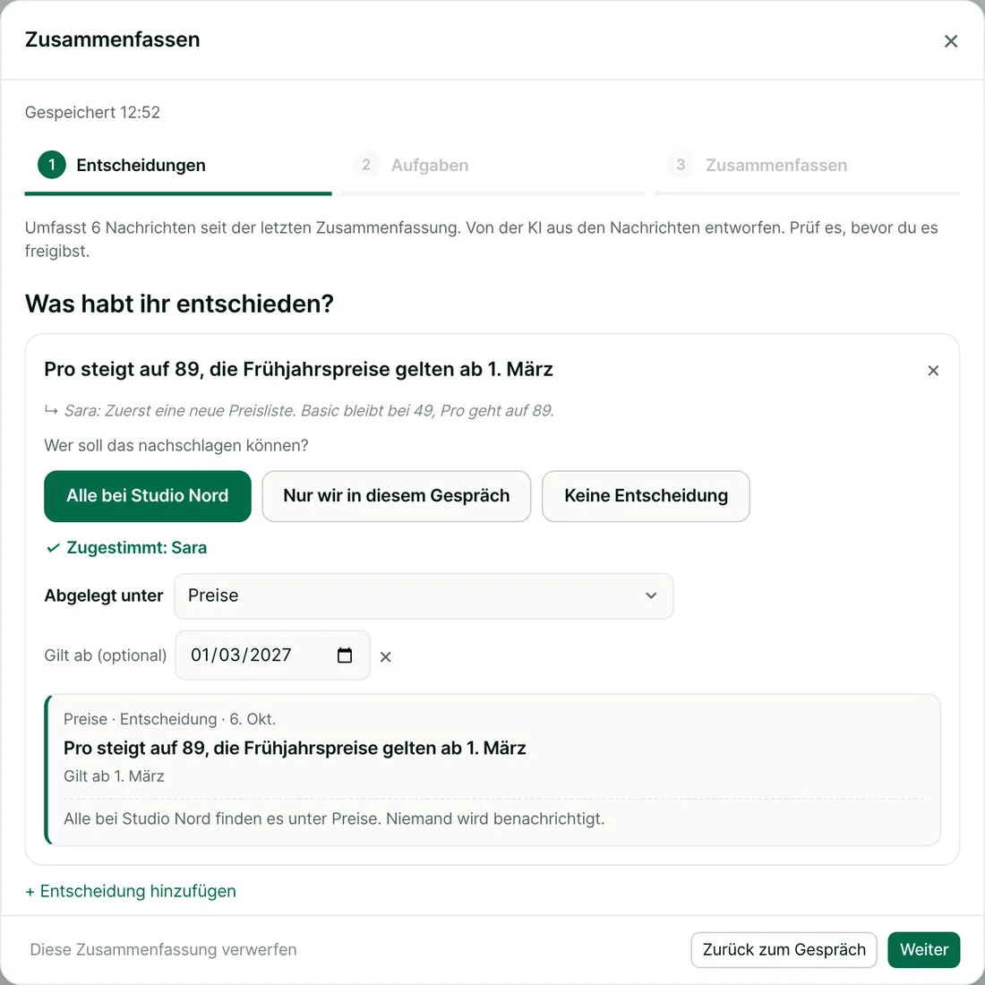 Die Prüfung beim Zusammenfassen. Die Entscheidung, Pro auf 89 anzuheben, ist für alle bei Studio Nord sichtbar und unter Preise abgelegt. Sara hat zugestimmt. Eine Vorschau zeigt, wie sie im Thema erscheint.